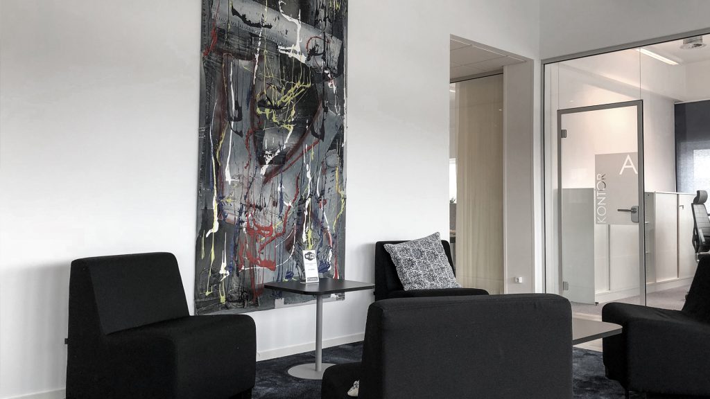 Lounge group with black armchairs and a sofa