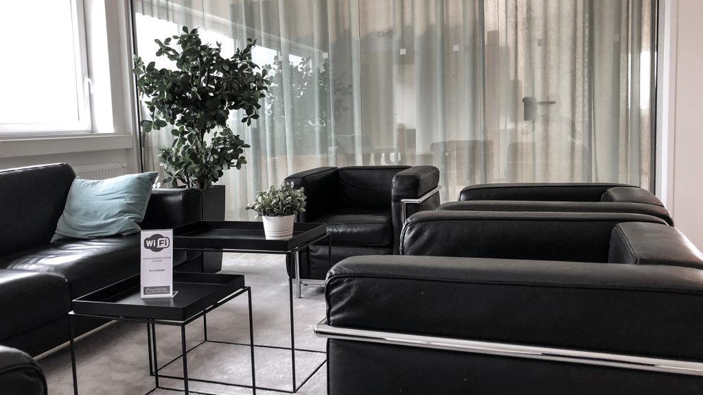 Lounge group with black armchairs and a sofa