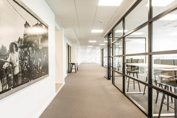 A office hallway with glaswalls and a painting